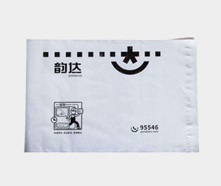 塑料快递袋使用较多的是用聚乙烯材料做成,具有成本低,使用方便,防水性能好的特点。多用于运送文件、单据、资料、货物等所包装用的袋子。又称为速递袋、邮寄袋、快递打包袋。体轻,富有弹性,有良好的抗冲击性,无毒、无味、防潮、耐腐蚀,环保性较强,并且回收力度较大。