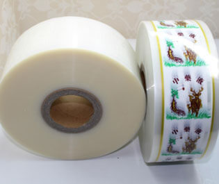 "食品复合膜是由PE等薄膜材料符合而成, 广泛适用于包装、食品、药品等产品,具有环保、无臭无异味、热封性能好、阻隔性好、遮光性强、耐油、强度高等特点。"