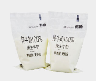 牛奶包装袋是由三层或两层共挤吹膜机生产而成。 成品膜印刷效果好,保香阻氧,安全卫生,低碳环保,耐挤压刺穿性强。