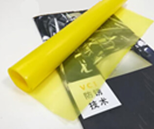 本公司采用三层共挤吹膜机,由内层模体、中层模体、外层膜体组成,分别将三层共挤的膜体配方进行配比,配三种不同属性的合金挤出机,配套合适的高精度模具和德系风环,均匀混合挤出,一次性吹制的薄膜。本公司设备吹制的防锈膜在不破损的情况下,使用寿命长,防锈能力强,成本低等特点。
